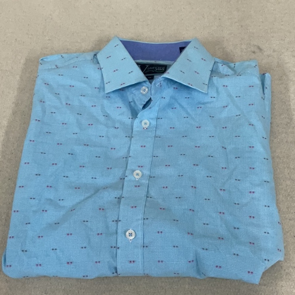 EUC mens long sleeve button down Vineyard place shirt
